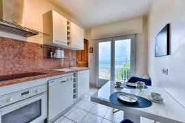 
                                                                                        Location
                                                                                         Maison avec vue sur la mer (loyer tout inclus)