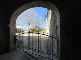 
                                                                                        Vente
                                                                                         MAISON CHARENTAISE AVEC COUR, JARDIN ET DEPENDANCES