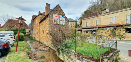 
                                                                                        Vente
                                                                                         Maison de village à rénover idéalement située au cur du Périgord noir.