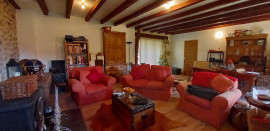 
                                                                                        Vente
                                                                                         Maison en pierre, 3 chambres, Grange, hanger, puits. Jardin et foret de 12 127 m2