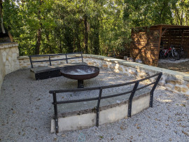 
                                                                                        Vente
                                                                                         Maison entièrement rénovée avec une piscine en pleine nature au calme dans le joie village de Condat-sur-Vézère.