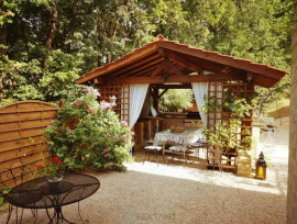 
                                                                                        Vente
                                                                                         Maison entièrement rénovée avec une piscine en pleine nature au calme dans le joie village de Condat-sur-Vézère.