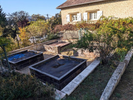 
                                                                                        Vente
                                                                                         Maison entièrement rénovée avec une piscine en pleine nature au calme dans le joie village de Condat-sur-Vézère.