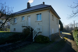 
                                                                                        Vente
                                                                                         Maison traditionnelle avec un puits dans le calme d'un village historique. 