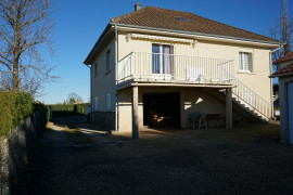 
                                                                                        Vente
                                                                                         Maison traditionnelle avec un puits dans le calme d'un village historique. 