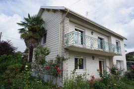 
                                                                                        Vente
                                                                                         Maison traditionnelle située dans un quartier résidentiel calme .