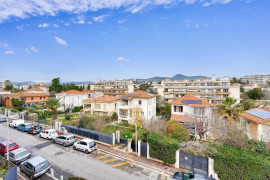 
                                                                                        Vente
                                                                                         Nice - Au calme d'une rue paisible dans le quartier Cimiez Flirey