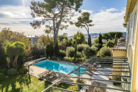 
                                                                                        Vente
                                                                                         NICE CIMIEZ - Grande maison individuelle avec piscine entourée de jardin