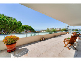 
                                                                                        Vente
                                                                                         Nice Cimiez - Rare - Toit-terrasse avec espace de vie de 152 m2 et ses deux immenses terrasses