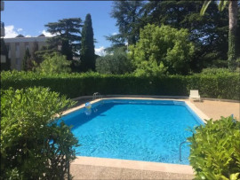 
                                                                                        Vente
                                                                                         Nice Cimiez - Très bel appartement entièrement rénové dans résidence avec piscine