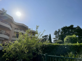 
                                                                                        Vente
                                                                                         Nice Cimiez - Très bel appartement entièrement rénové dans résidence avec piscine