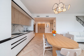 
                                                                                        Vente
                                                                                         NICE Victor Hugo - Magnifique appartement de 5 pièces entièrement rénové dans une résidence bourgeoise avec Parc