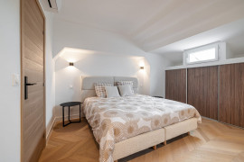 
                                                                                        Vente
                                                                                         NICE Victor Hugo - Magnifique appartement de 5 pièces entièrement rénové dans une résidence bourgeoise avec Parc