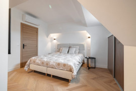 
                                                                                        Vente
                                                                                         NICE Victor Hugo - Magnifique appartement de 5 pièces entièrement rénové dans une résidence bourgeoise avec Parc