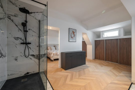 
                                                                                        Vente
                                                                                         NICE Victor Hugo - Magnifique appartement de 5 pièces entièrement rénové dans une résidence bourgeoise avec Parc