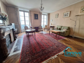 
                                                                                        Vente
                                                                                         Quartier Saint-Louis : Bel appartement ancien avec 3 chambres