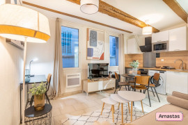 
                                                                                        Location
                                                                                         Studio meublé et rénové 27 m2 en plein cœur du célèbre quartier du Panier