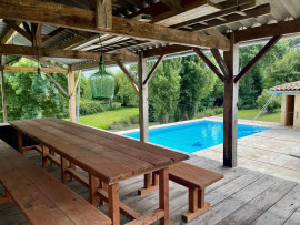 
                                                                                        Vente
                                                                                         Sud Bergerac, propriété en pierre rénovée, 4/5 chambres, 4 salles d'eau, piscine, dépendance, source, terrain de près de 2ha