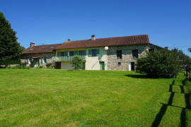 
                                                                                        Vente
                                                                                         Superbe corps de ferme en pierre niché au coeur du paisible et pittoresque parc naturel du Périgord vert. 