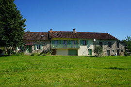 
                                                                                        Vente
                                                                                         Superbe corps de ferme en pierre niché au coeur du paisible et pittoresque parc naturel du Périgord vert. 