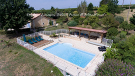 
                                                                                        Vente
                                                                                         Sur les coteaux de Bergerac : Belle longère avec gite, vue dégagée et piscine 