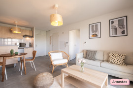 
                                                                                        Location
                                                                                         T2 meublé de 42m² rénové avec terrasse et pkg à 7 min du métro B