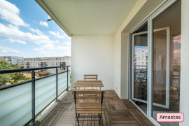 
                                                                                        Location
                                                                                         T2 meublé de 42m² rénové avec terrasse et pkg à 7 min du métro B