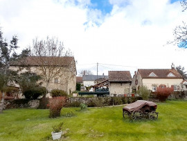 
                                                                                        Vente
                                                                                         Trois maisons surplombant 3.000 m²