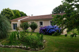 
                                                                                        Vente
                                                                                         Villa contemporaine de plain-pied agrémentée d'une piscine.