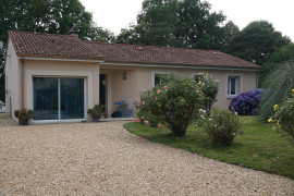 
                                                                                        Vente
                                                                                         Villa contemporaine de plain-pied agrémentée d'une piscine.