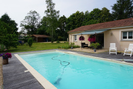 
                                                                                        Vente
                                                                                         Villa contemporaine de plain-pied agrémentée d'une piscine.