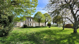 Ancienne propriété viticole: 3 habitations et vue dégagée  MONBAZILLAC