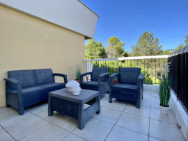 Appartement en dernier étage avec grande terrasse et vue mer et collines Nice