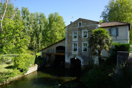 Authentique moulin à eau du XIXe siècle avec sa roue à aubes.  VILLETOUREIX