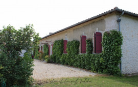 BELLE LONGERE CHARENTAISE DE PLAIN PIED, AU CALME ET SANS VIS A VIS BARBEZIEUX SAINT HILAIRE