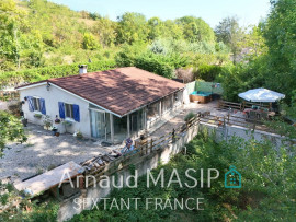 COQUETTE MAISON PLAIN PIED AVEC STUDIO INDEPENDANT, GRAND JARDIN, TERRASSES EN BORDURE DE RIVIERE QUILLAN