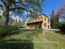 Grande maison avec vue sur campagne et village, 4 chambres, joli parc entièrement clos, terrasse, garage, cave, commerces à proximité EYMET