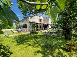 MAISON D'EPOQUE, BEAUX VOLUMES, JARDIN, TERRASSE, GARAGE QUILLAN