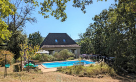 Maison entièrement rénovée avec une piscine en pleine nature au calme dans le joie village de Condat-sur-Vézère. CONDAT SUR VEZERE