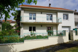 Maison traditionnelle située dans un quartier résidentiel calme . THIVIERS