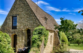 PERIGORD NOIR PROPRIETE EN PIERRES DU XIIème 1 HA VUE DOMINANTE Les Eyzies