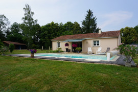 Villa contemporaine de plain-pied agrémentée d'une piscine. MIALET