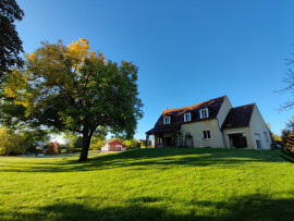 Villa sur un grand terrain arboré avec une mare Courson-les-Carrières