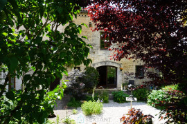 Charmante maison en pierre du XIIIe siècle située dans la vallée de la Nizonne.  RUDEAU LADOSSE