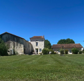 Dans un hameau très calme du Verteillacois, très bel ensemble comprenant 2 maisons très spacieuses, 8 chambres, idéal activité de gites, grange, une piscine et un hectare, vues. CHERVAL