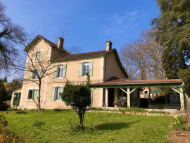 Grande maison de ville, beaux volumes, tout à l'égout, chauffage central gaz de villen bon état, véranda, terrasse avec auvent, proche de tous les commerces, dépendances, potentiel RIBERAC