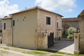 Magnfique maison en pierre de Paussac située dans un lieu historique exeptionnel.  PAUSSAC ET SAINT VIVIEN