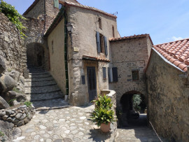 Maison de caractère en pierres avec 2 appartements, terrasses et jardin EUS