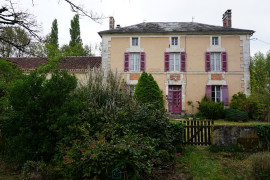 Maison de maître du XIXe siècle en bord de rivière.  LA CHAPELLE FAUCHER