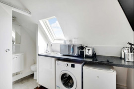 Studio lumineux et meuble libre de suite! Paris 9ème